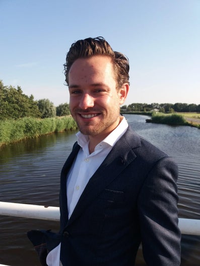 Photo of Hydrology alumnus Erwin Slingeland near the water