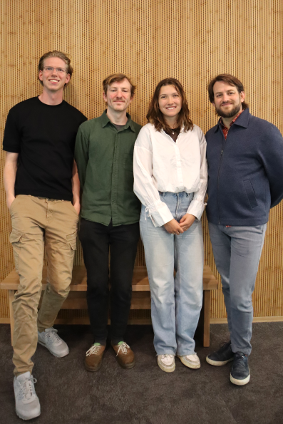 Groepsfoto met docent Joram Pach en zijn drie studenten Esmée, Bryan en Nils. 