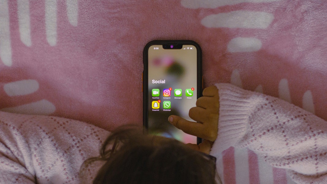 Een hand met een mobiele telefoon