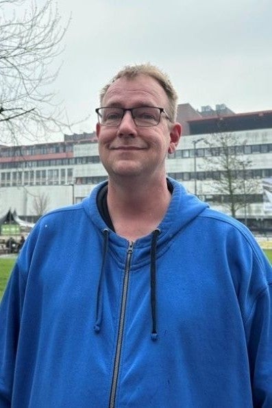 Een man in een blauwe trui