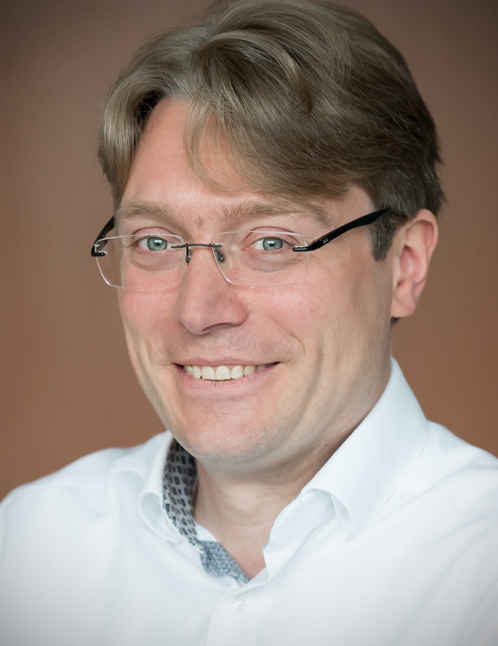 Dit is een foto van Dimitri Unger. Hij is teamlid van Digitale Diensten en Infrastructuur.
