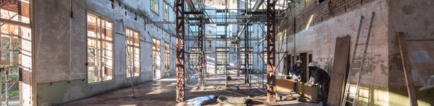 Gebouw in aanbouw met stellages