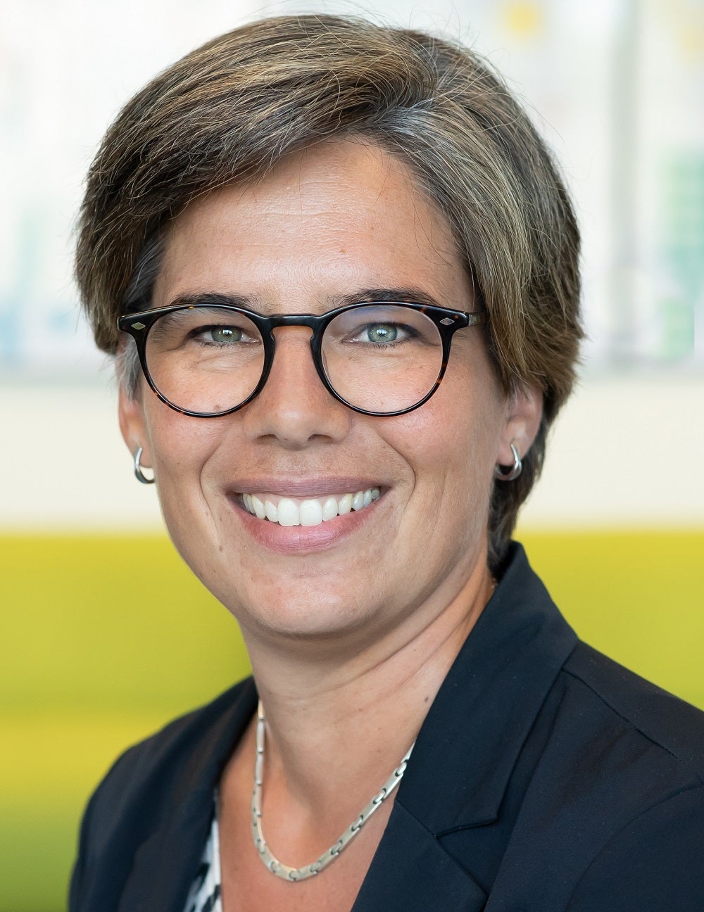Dit is een foto van Willemien van Dijk. Zij is conservator Handschriften en Oude Drukken.