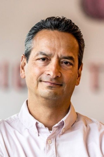 Een man in een roze overhemd