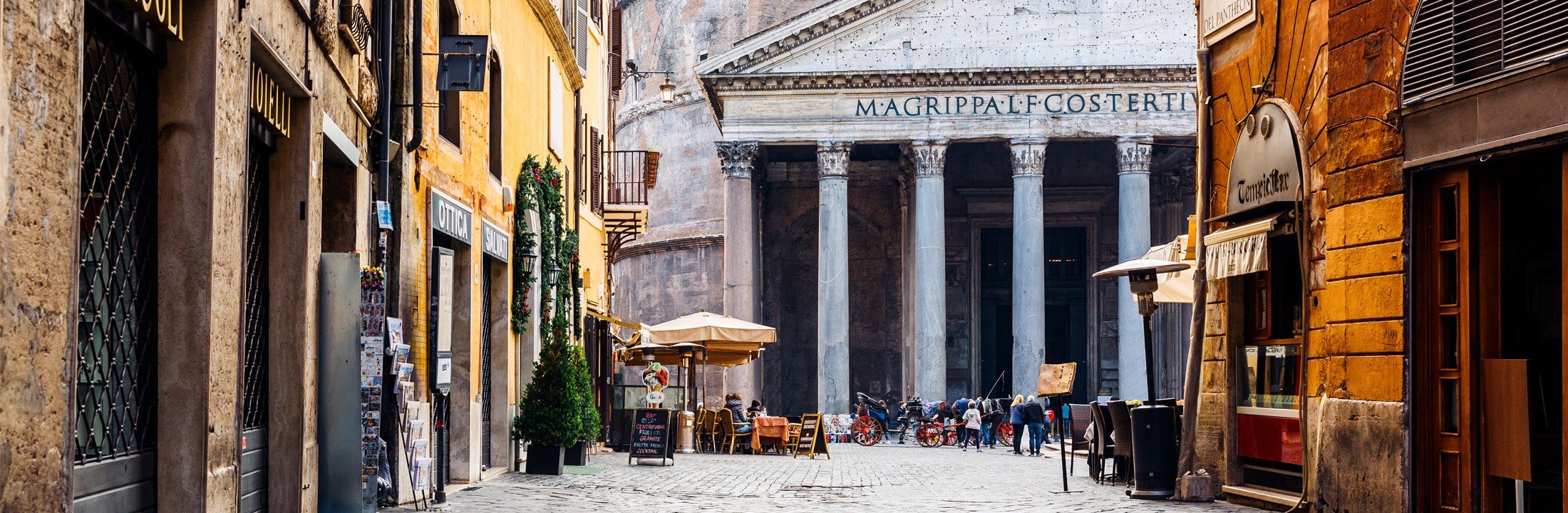 Zicht op het Pantheon in Rome vanuit een straatje