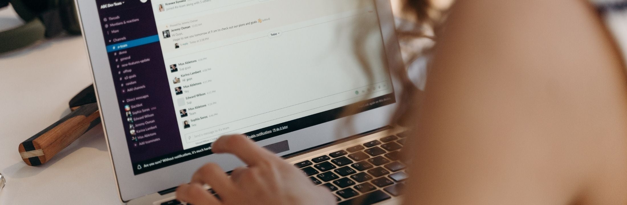 A woman is working on her laptop and is using a collaboration tool