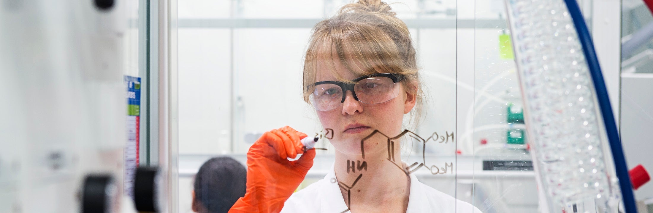 Studente schrijft een structuurformule op