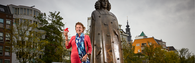 Yvette van Kooyk at the statue of Spinoza in Amsterdam