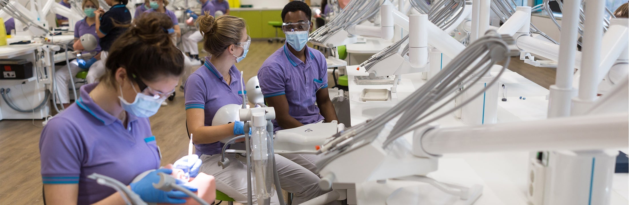 Studenten tandheelkunde in practicumlokaal