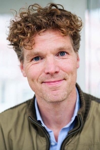 Portretfoto van glimlachende Rogier Havelaar