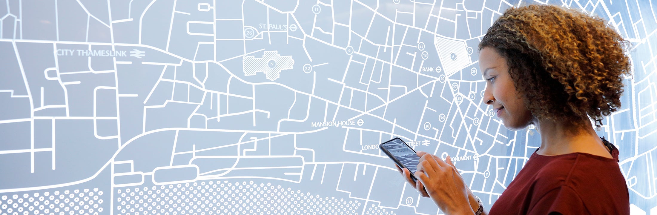 Vrouw gebruikt haar mobiel voor een plattegrond