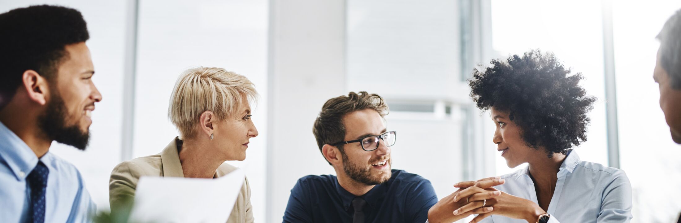 groep collega's in gesprek met elkaar