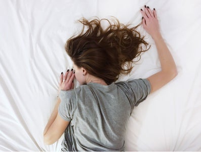 Een vrouw liggend op een bed