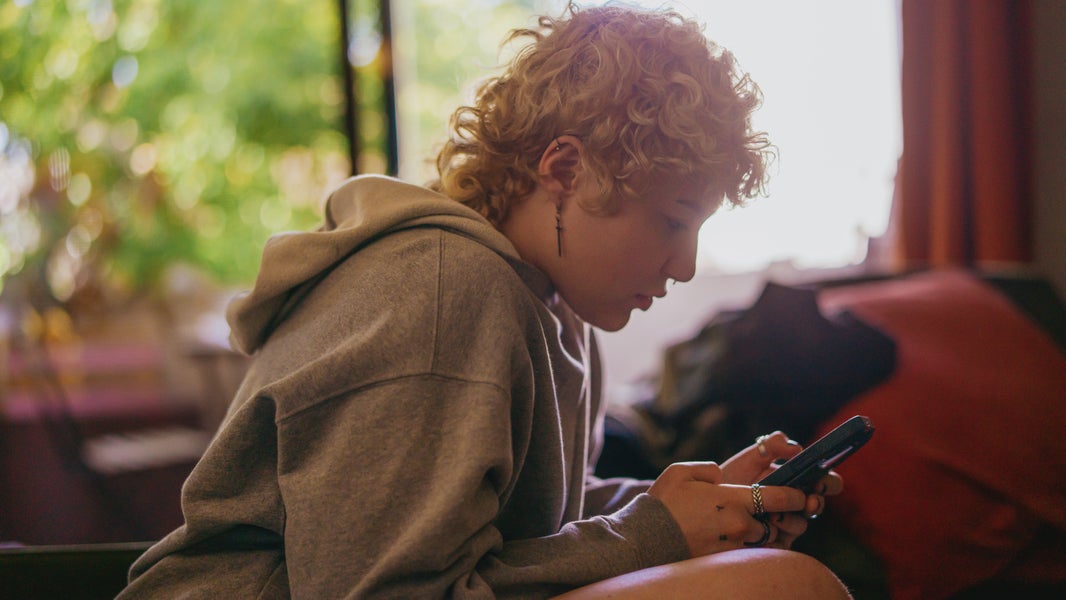 Persoon met autisme, op mobile telefoon