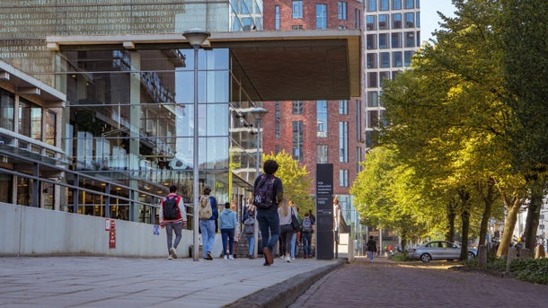 Students walking towards the main building of VU Amsterdam