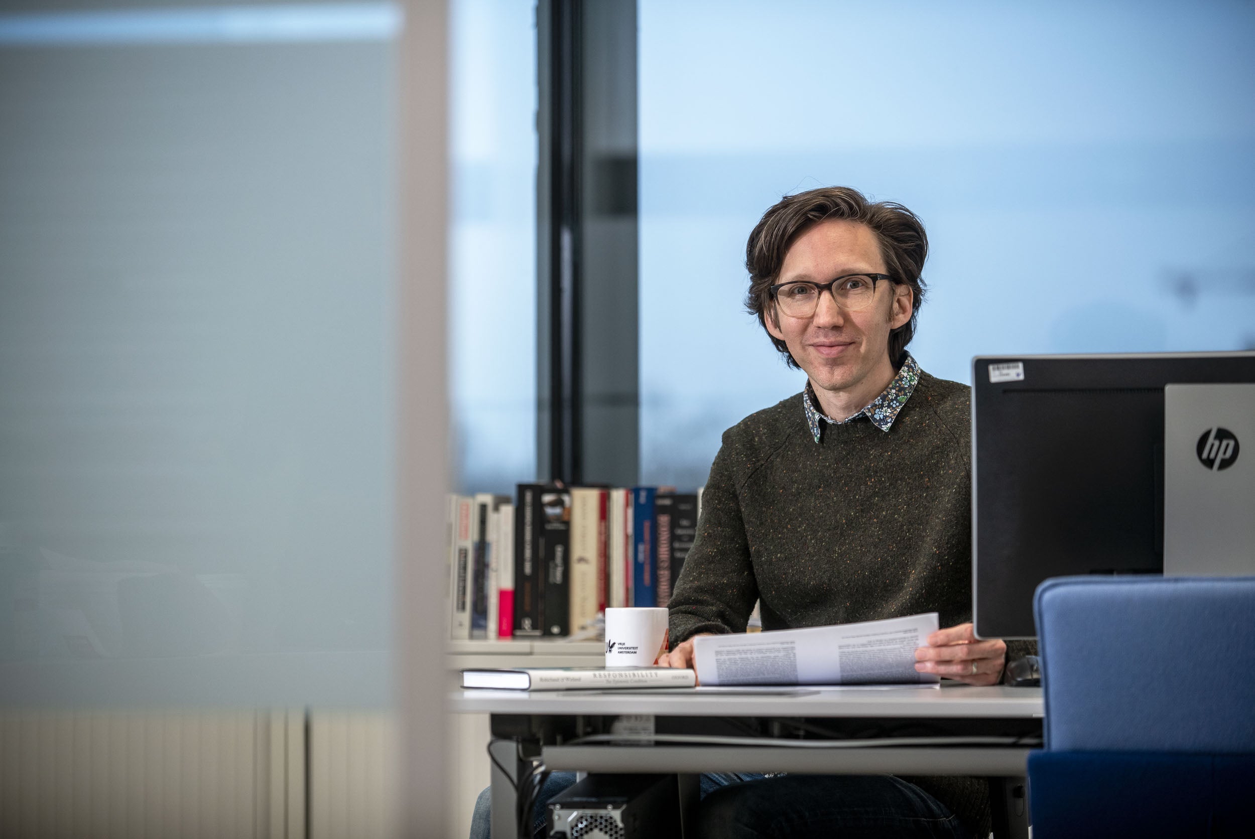 PPE coördinator Phil Robichaud in zijn kantoor