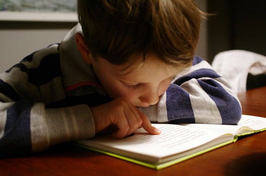 Een kind leest een boek