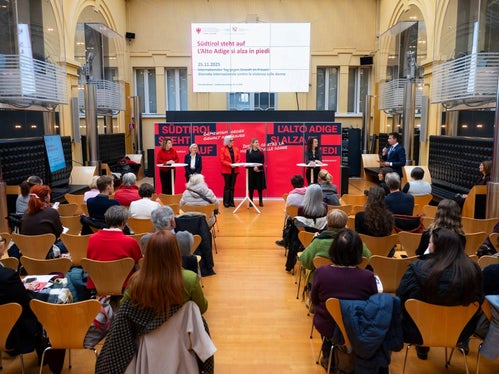 Die Kampagne „Südtirol steht auf“ wurde am 18. November 2025 im Innenhof des Palais Widmann vorgestellt. (Foto: LPA/Fabio Brucculeri)