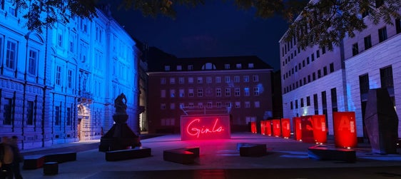 Art Container GIRLS WANTED by night in Piazza Silvius Magnago a Bolzano (Foto: Servizio donna)
