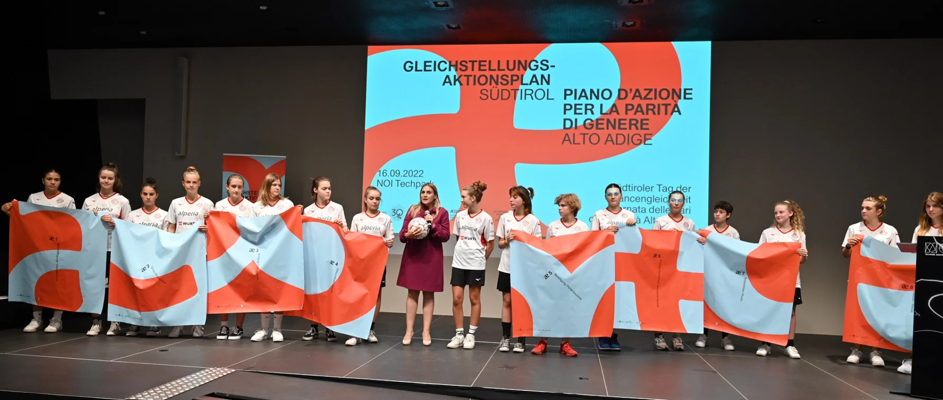 Die Präsidentin des Landesbeirates und einige Fußballerinnen des FC Südtirols stellen die Handlungsfelder des Gleichstellungsaktionsplanes im NOI Techpark vor.