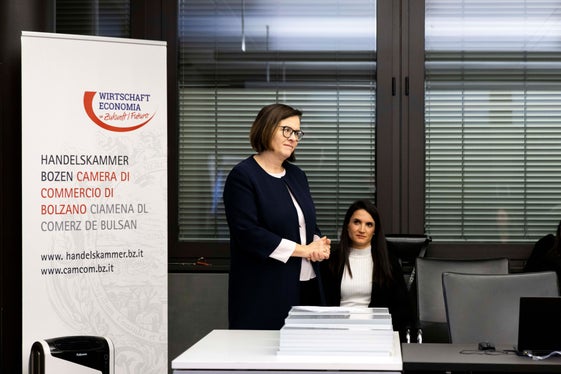 La direttrice del WIFI Christine Platzer (a sinistra) e Greta Pichler organizzano il corso per conto della Commissione provinciale per le pari opportunità per le donne (foto: USP/Imprexa/Alan Bianchi)