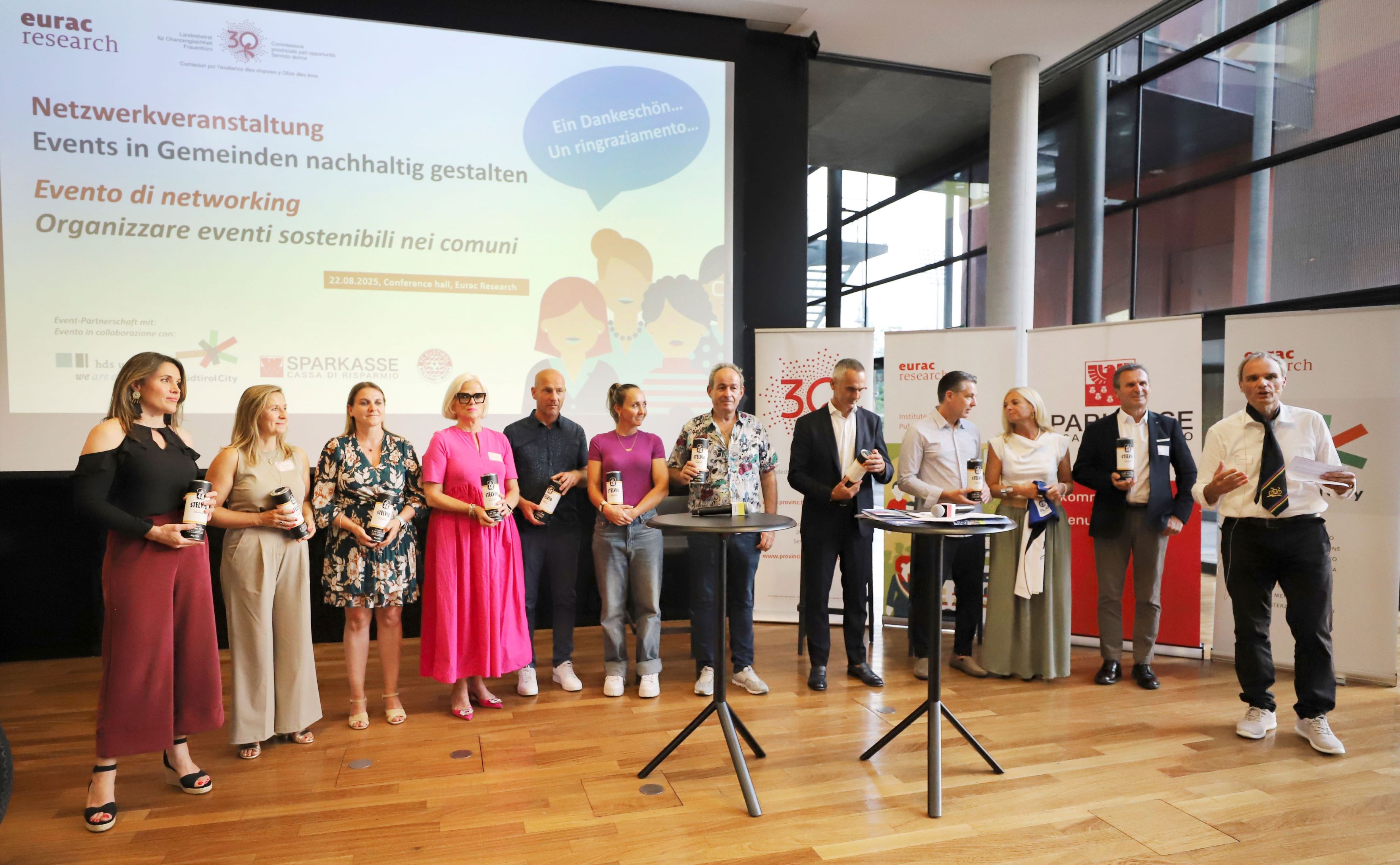 Gruppenbild v.l. mit allen Talkgästen des Abends: Birgit Nössing (Eurosport-Moderatorin), Katrin Trafoier (Präsidentin der Fachgruppe Eventdienstleister und Veranstalter im Wirtschaftsverband hds), Ulrike Oberhammer und Nadia Mazzardis (Präsidentin und Vizepräsidentin des Landesbeirats für Chancengleichheit für Frauen), Gerald Burger (Initiator Reschenseelauf), Südtirols MTB-Profi und 4-fache Olympiateilnehmerin Eva Lechner, Radweltmeister und Eventorganisator Max Hürzeler (Schweiz/Spanien), Walter Pardatscher (Vize-Präsident FC Südtirol), Luca und Cornelia Croatto (Förderer von Frauenfußballprojekten in Kärnten), Peter Gasser (Alpen-Flair-Festival), Josef Bernhart (Eurac Research; Moderation) (Foto: Eurac Research/Sabine Jacob)