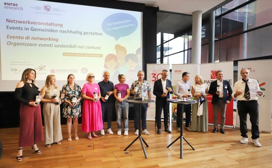 Gruppenbild v.l. mit allen Talkgästen des Abends: Birgit Nössing (Eurosport-Moderatorin), Katrin Trafoier (Präsidentin der Fachgruppe Eventdienstleister und Veranstalter im Wirtschaftsverband hds), Ulrike Oberhammer und Nadia Mazzardis (Präsidentin und Vizepräsidentin des Landesbeirats für Chancengleichheit für Frauen), Gerald Burger (Initiator Reschenseelauf), Südtirols MTB-Profi und 4-fache Olympiateilnehmerin Eva Lechner, Radweltmeister und Eventorganisator Max Hürzeler (Schweiz/Spanien), Walter Pardatscher (Vize-Präsident FC Südtirol), Luca und Cornelia Croatto (Förderer von Frauenfußballprojekten in Kärnten), Peter Gasser (Alpen-Flair-Festival), Josef Bernhart (Eurac Research; Moderation) (Foto: Eurac Research/Sabine Jacob)