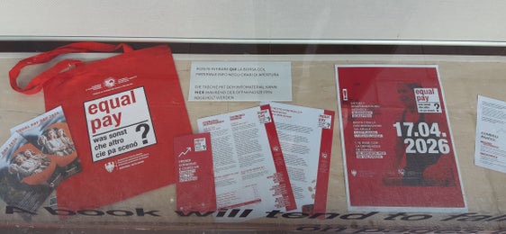 Bozen - Informationsmaterial im Schaufenster von Women Empowerment