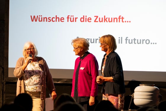 Wünsche für die Zukunft von der ehemaligen Vizepräsidentin des Beirats Alessandra Spada, der ersten Präsidentin Marianne Steinhauser und der Patin des Baums der Chancengleichheit Martha Stocker (v.l.) (Foto: LPA/Manuela Tessaro) 
