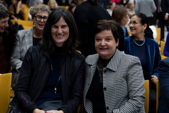 Interessiert im Publikum: Annemarie Kaser, die Vorsitzende des Beirats für weibliches Unternehmertum und Johanna Santa Falser, Vizepräsidentin der Handelskammer Bozen (Foto: Imprexa/Alan Bianchi)