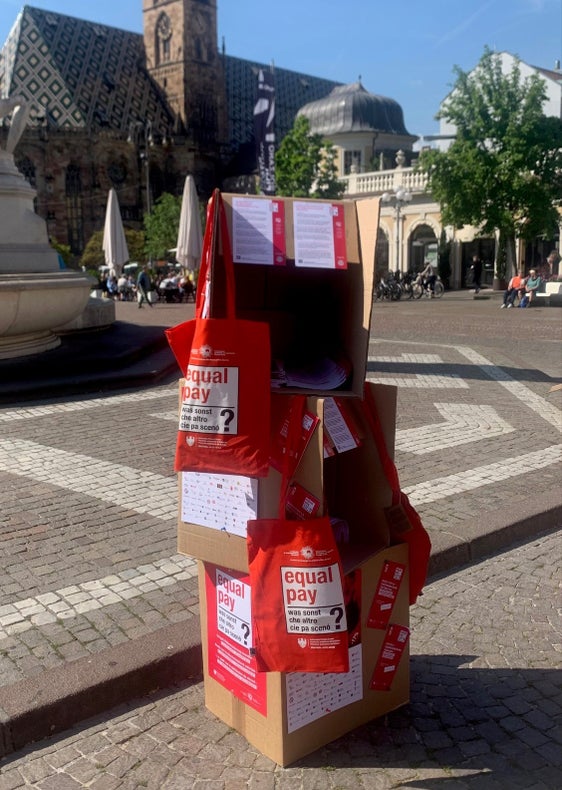 Bozen Waltherplatz - ein Blickfang für den Flashmob des Landesbeirats für Chancengleichheit