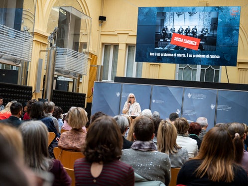 Nadia Mazzardis, Vizepräsidentin des Landesbeirats für Chancengleichheit, betonte die Wichtigkeit der Sichtbarkeit von Frauen im weltweiten Netz und in den Social media (Foto: LPA/Fabio Brucculeri)