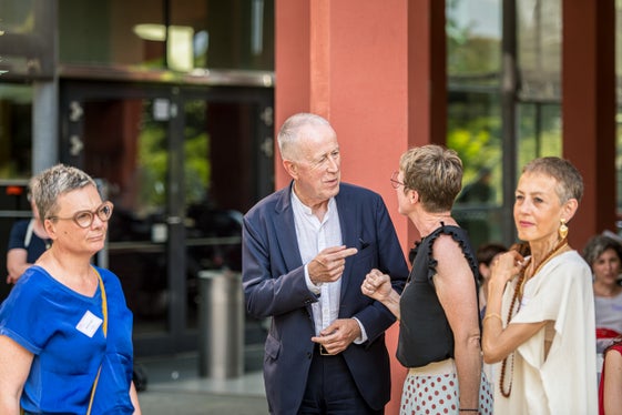 Eurac-Präsident Roland Psenner im Gespräch mit Renate Kerschbaumer des Frauenbüros des Landes (Foto: Lukas Auer photography) 