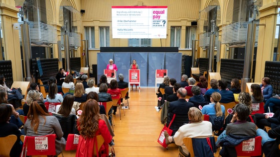 Präsidentin Ulrike Oberhammer (Mitte) und Vizepräsidentin Nadia Mazzardis (links) stellen den EPD 2025 vor. (Foto: LPA/ Fabio Brucculeri)