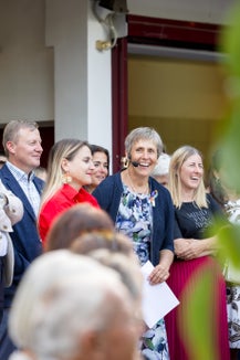 La Presidente della SBO Antonia Egger insieme agli ospiti d'onore Daniel Gasser, Presidente dell'Unione Agricoltori e Coltivatori Diretti Sudtirolesi (SBB), e Ulrike Oberhammer, Presidente della Commissione provinciale per le Pari Opportunità. (Foto: SBO)