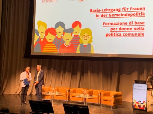 L’8 novembre l'evento di avvio del corso per donne nella politica comunale. “Un corso per promuovere consapevolmente le donne”, sottolinea il presidente Arno Kompatscher nell’intervista con il moderatore Patrick Rina (Foto: Servizio donna).