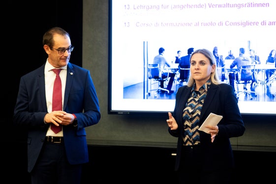 Ulrike Oberhammer, die Präsidentin des Landesbeirats für Chancengleichheit für Frauen (rechts) und der Generalsekretär der Handelskammer Bozen Alfred Aberer (links) betonten, wie wichtig ein ausgeglichenes Geschlechterverhältnis in Verwaltungsräten ist. (Foto: LPA/Imprexa/Alan Bianchi)
