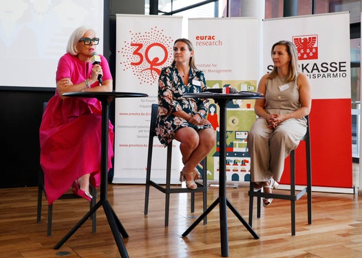 Drei Frauen am Podium v.l.: Nadia Mazzardis und Ulrike Oberhammer (Vize-Präsidentin und Präsidentin Landesbeirat für Chancengleichheit), Katrin Trafoier (Präsidentin der Fachgruppe Eventdienstleister und Veranstalter im Wirtschaftsverband hds) (Foto: Eurac Research/Sabine Jacob)