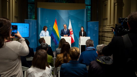 Cristina Ferretti (a sinistra) e Birgit Mayr hanno presentato la rete RE.A.DY e le iniziative del Pride Month con il presidente della Provincia Arno Kompatscher, (Foto: ASP/Fabio Brucculeri)