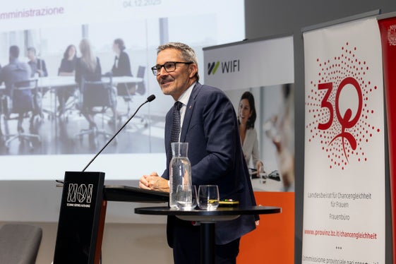 Il Presidente Arno Kompatscher parla di progressi, dato che attualmente il 41% dei posti nei Consigli di amministrazione delle società pubbliche sono occupati da donne (foto: Imprexa/Alan Bianchi)