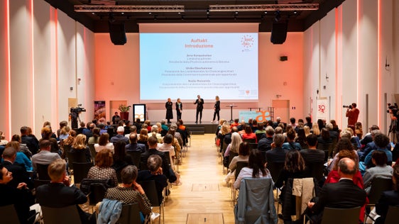 Sala piena alla firma del “Memorandum of Understanding” questa sera (19 settembre) a all'Hotel Sheraton di Bolzano. (Foto: USP/Fabio Brucculeri)