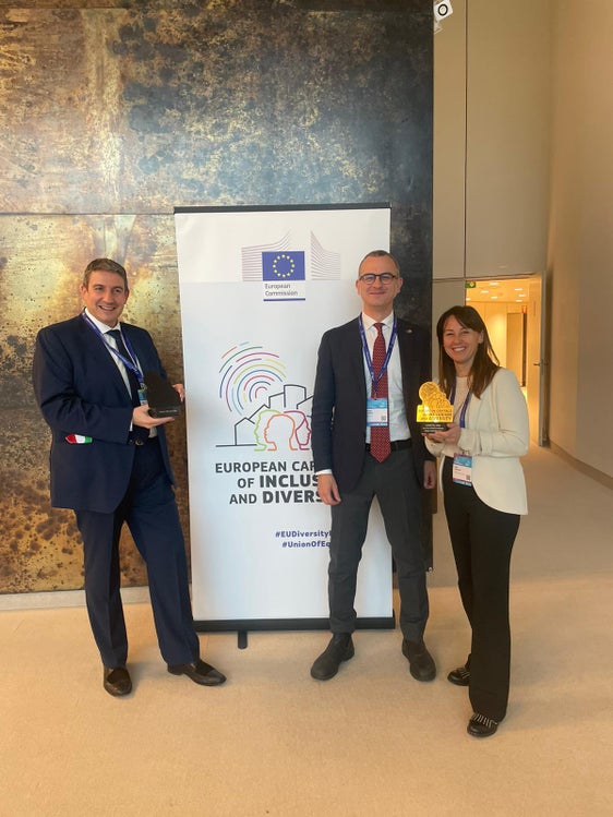 I/le rappresentanti della città di Corbetta ricevono il premio.