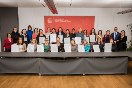 Altre 20 donne hanno completato con successo il corso per aspiranti consigliere di amministrazione, nella foto le diplomate con alcuni dei docenti del corso e i rappresentanti del Servizio Donna e della Camera di Commercio. (Foto: USP/Bernhard Aichner)