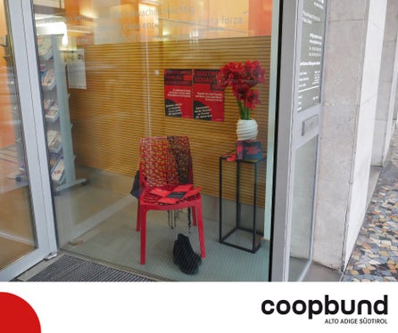 CoopBund - la sedia rossa contro la violenza sulle donne