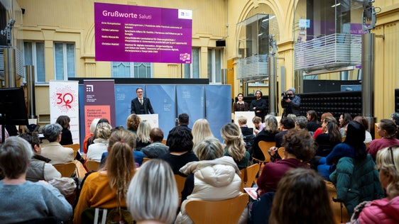 Il Presidente Arno Kompatscher apre la conferenza per l'Equal Care Day (ASC/Fabio Brucculeri)