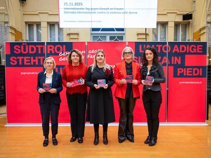 Im Bild (von links): Astrid Wiest, die Direktorin des Amtes für Kinder- und Jugendschutz und soziale Inklusion, Landeshauptmannstellvertreterin und Soziallandesrätin Rosmarie Pamer, Ulrike Oberhammer, die Präsidentin des Landesbeirats für Chancengleichheit für Frauen und deren Stellvertreterin Nadia Mazzardis, sowie Susanna Salvaterra, die Direktorin des Amtes für Öffentlichkeitsarbeit. (Foto: LPA/Fabio Brucculeri)
