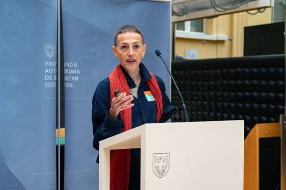 Sara Boscolo, ricercatrice dell'Institute for Public Management di Eurac Research, ha utilizzato cifre e dati per sottolineare la necessità di aumentare l'interesse delle donne per la politica. (Foto: USP/Greta Stuefer)
