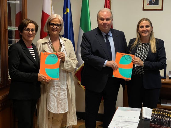 Nehmen den Gleichstellungsaktionsplan Æquitas entgegen: v.l. Vikarin Daniela Mengoni von Vizepräsidentin Nadia Mazzardis und Quästor Paolo Sartori von Präsidentin Ulrike Oberhammer (Foto: privat)