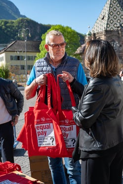 Anche gli uomini si lasciano spiegare i motivi del gender pay gap (Foto: USC/Greta Stuefer)