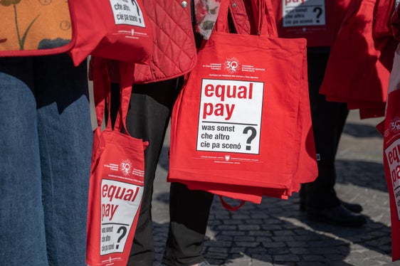 Le note borse rosse sono state distribuite con materiale informativo (Foto: USC/Greta Stuefer)